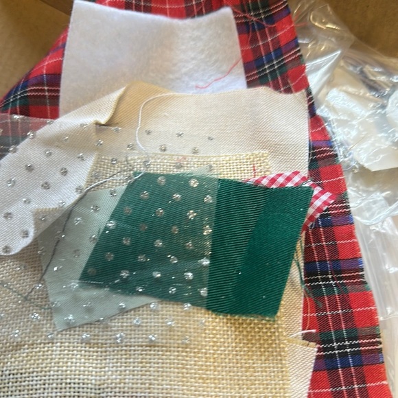 Holiday Time Green and Red Festive Decor Dollhouse Kit #8009 - Picture 10 of 14